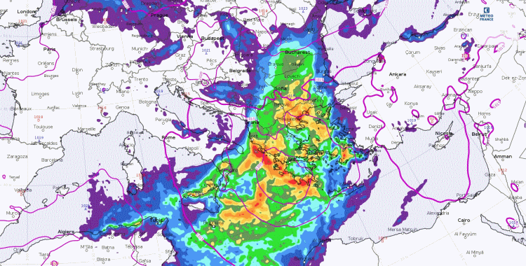 &nbsp;Pression réduite au niveau de la mer prévue le vendredi 15 octobre 2021 à 12 UTC et précipitations prévues sur 48h précédentes par le modèle CEP.