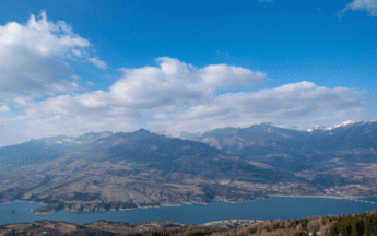 Les Alpes du Sud à découvert au-dessus du lac de Serre-Ponçon.