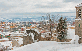 Paysage enneigé de Campobasso (Italie).