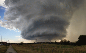 Développement d'une tornade dans une supercellule orageuse en Lombardie dimanche. 