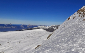 Faible enneigement dans le massif du Taillefer vu vers les Préalpes (Chartreuse) qui apparaissent sans couche de neige
