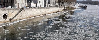 À Orléans, le 10 février 2012, la Loire charrie des glaçons.