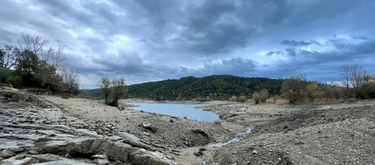 Les lacs ont du mal à se recharger, comme ici dans le Var.