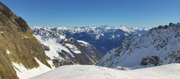 Temps très ensoleillé ce matin au-dessus de Saint-Colomban-des-Villards (73).