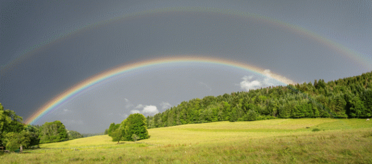 Soleil et pluies orageuses ont souvent alterné ce mois de juin, donnant de beaux arcs-en-ciel, comme ce double dans le Doubs