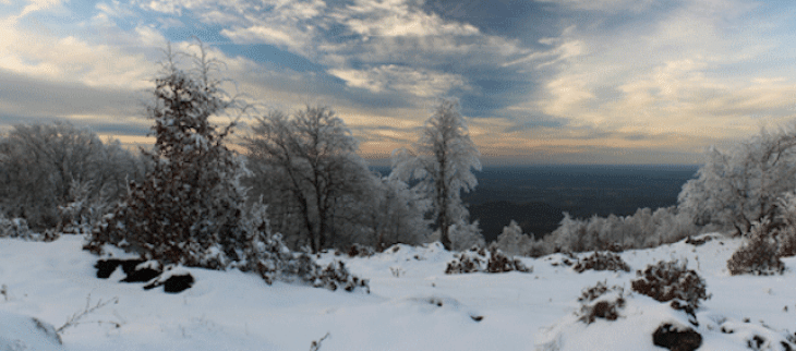 Après une semaine hivernale, la neige continue à tomber sur les massifs.