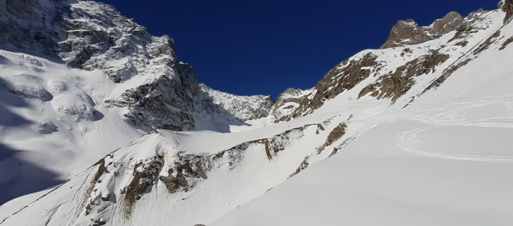Vue sur les montagnes enneigées de l’Oisans dans les Alpes, le 5 avril 2022.