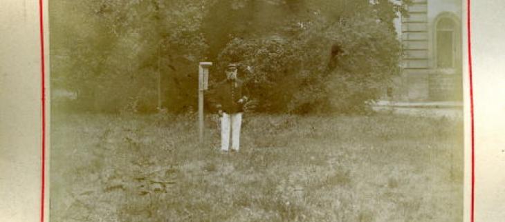 Poste météorologique, Vincennes - Seine - Poste pluviométrique installé en octobre 1899 dans le jardin de l'Hôpital militaire. Crédits " Météo-France "