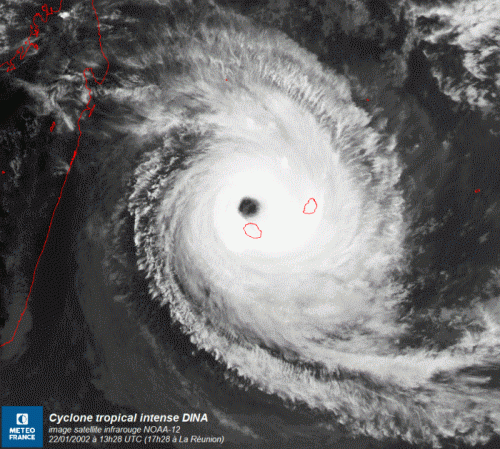 Passage de l’œil de Dina au plus près de La Réunion  : image satellite Visible NOAA-12 du 22 janvier 2002 à 1328 UTC (17 h 28 à La Réunion). © Météo-France.