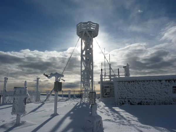 Les instruments de mesure subissent les conditions météorologiques hivernales. © Météo-France