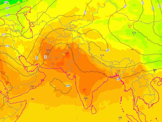Température de la masse d'air (à 850 hPa, en couleur) et hauteur du géopotentiel 500 hPa (lignes noires) le samedi 30 avril 2022 à 12 UTC. © Modèle du Centre européen pour les prévisions météorologiques à moyen terme, développé en partenariat avec Météo-France.