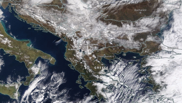 Image du satellite Terra le 25 janvier 2022. La neige au sol est visible de la Croatie intérieure à la Bulgarie en passant par la Serbie. En Grèce, la neige est bien distincte dans le Péloponnèse. Dans l’Attique, elle se confond avec les passages nuageux. © NOAA/EOSDIS.