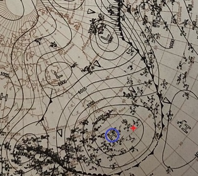 Le naufrage a lieu dans la nuit du 14 au 15 avril 1912 au point 41°N-49°O (croix rouge) au cœur d'un vaste anticyclone (cercle bleu). © Daily Synoptic Series - Historical Weather Maps. Northern Hemisphere Sea Level. 14 avril 1912. Bibliothèque Météo-France.